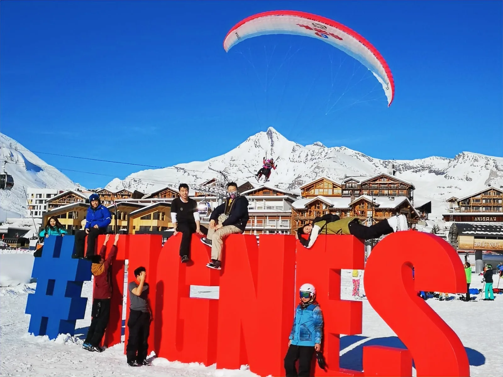 Atterrissage de parapente aux lettres géantes #TIGNES, au bord du lac