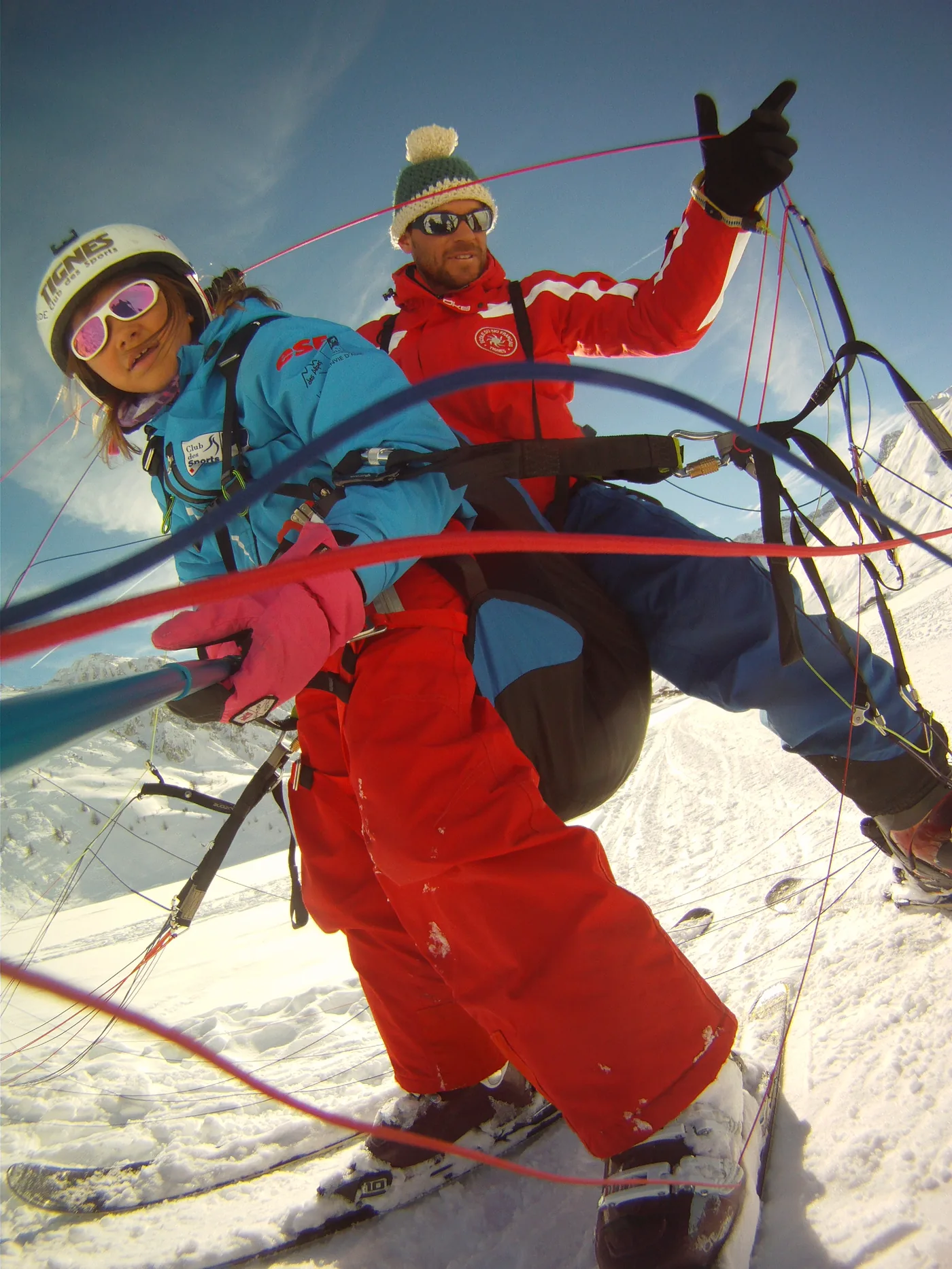 Décollage à ski d'un parapente biplace à Tignes