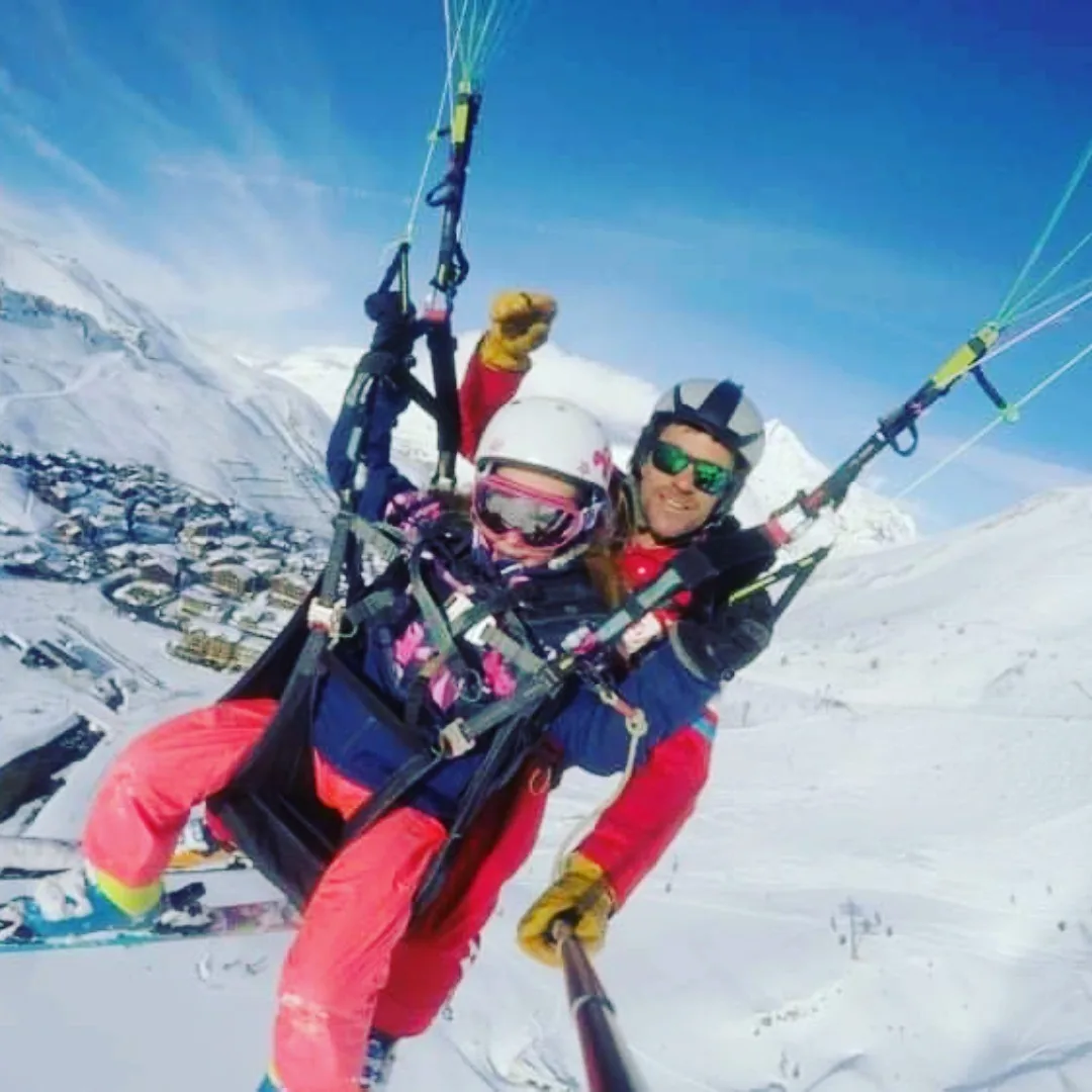 Duo en parapente biplace au-dessus du village de Tignes