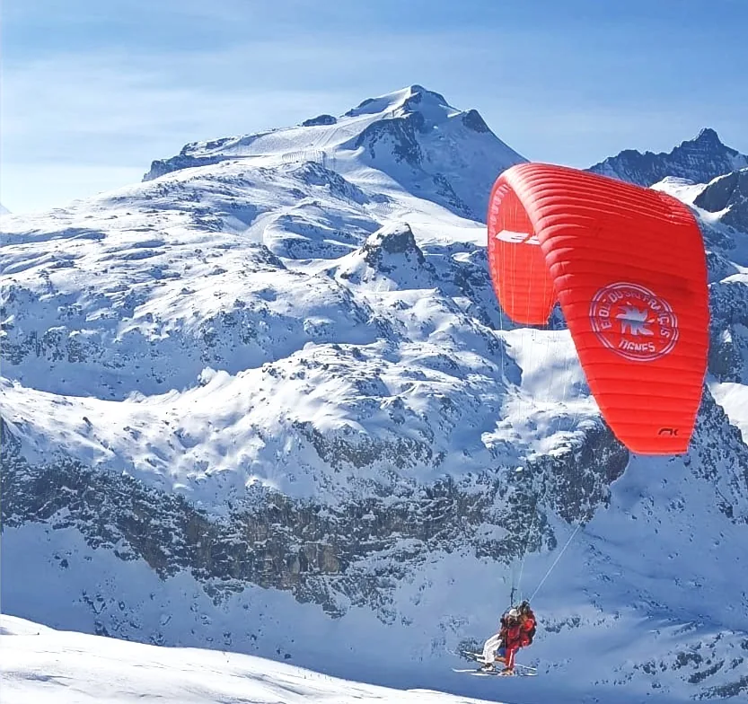 Parapente rouge devant le glacier de la Grande Motte à Tignes
