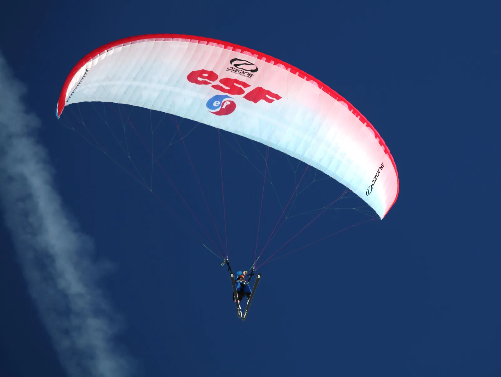 Voile de parapente dans le ciel bleu de Tignes
