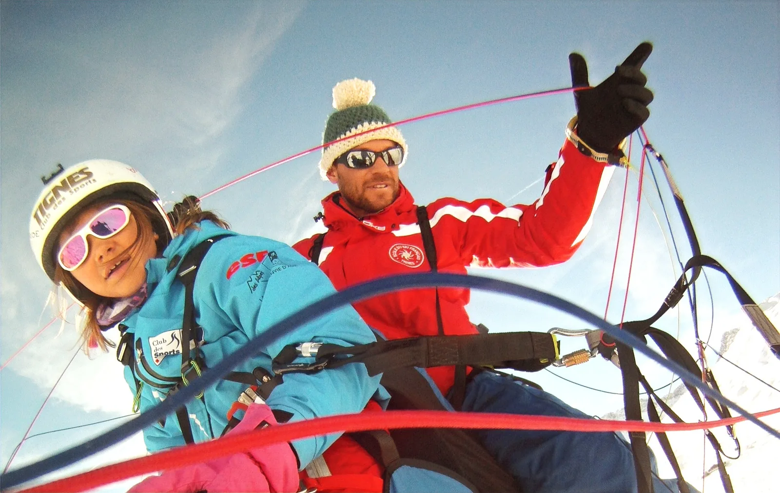 Enfant et moniteur en plein vol biplace au-dessus de Tignes