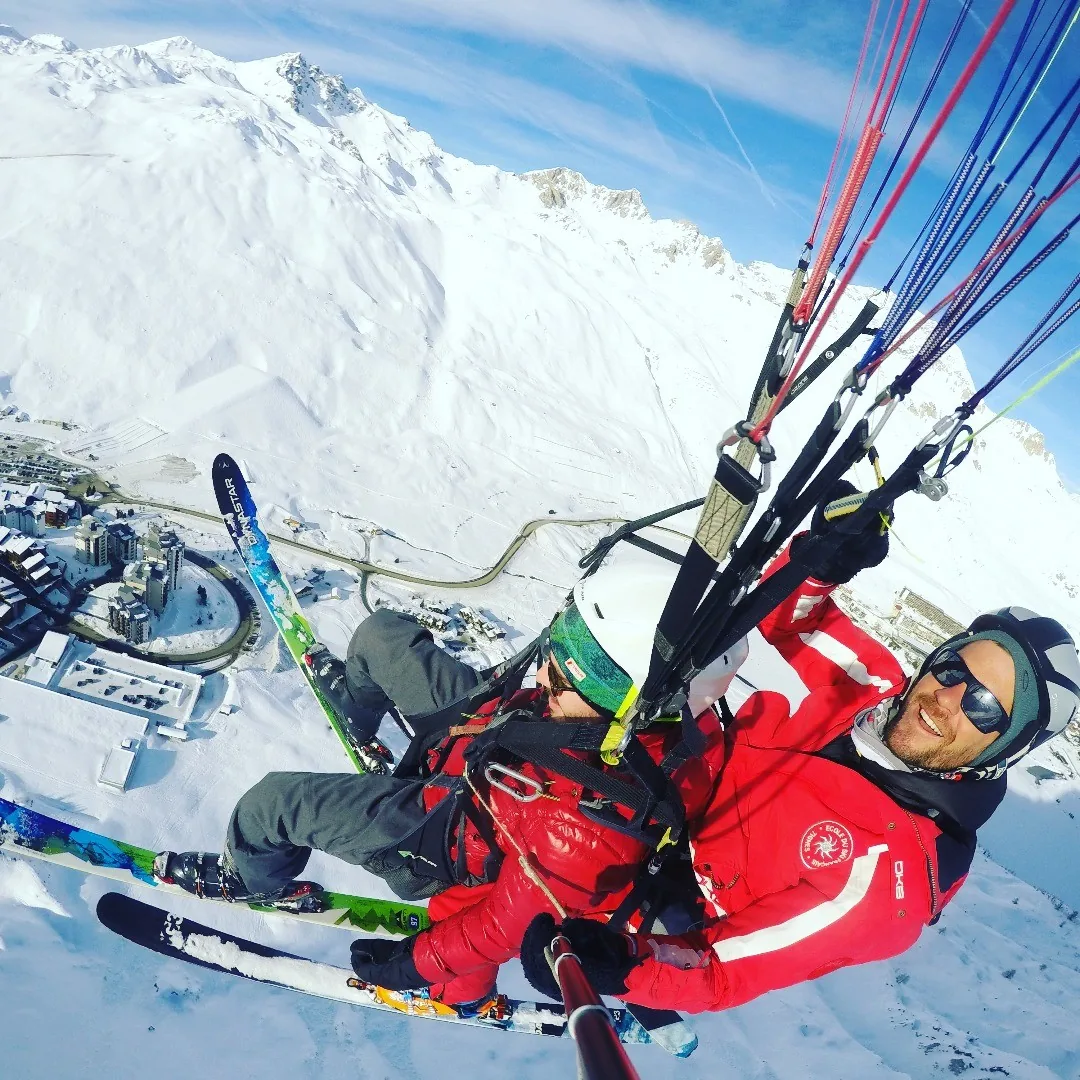 Vol en parapente biplace engagé au-dessus de la station de Tignes le Lac